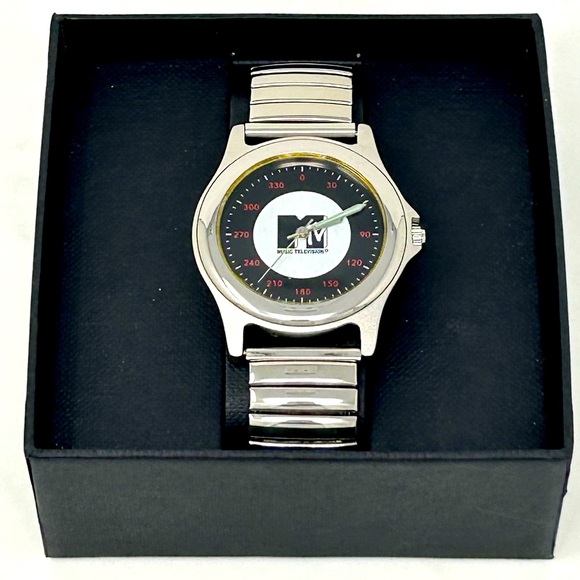 MTV NIB 1990’s silver toned stretch band wrist watch - Picture 4 of 5